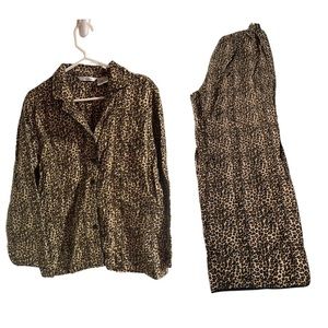 Delicates fuzzy cheetah print matching pajama set